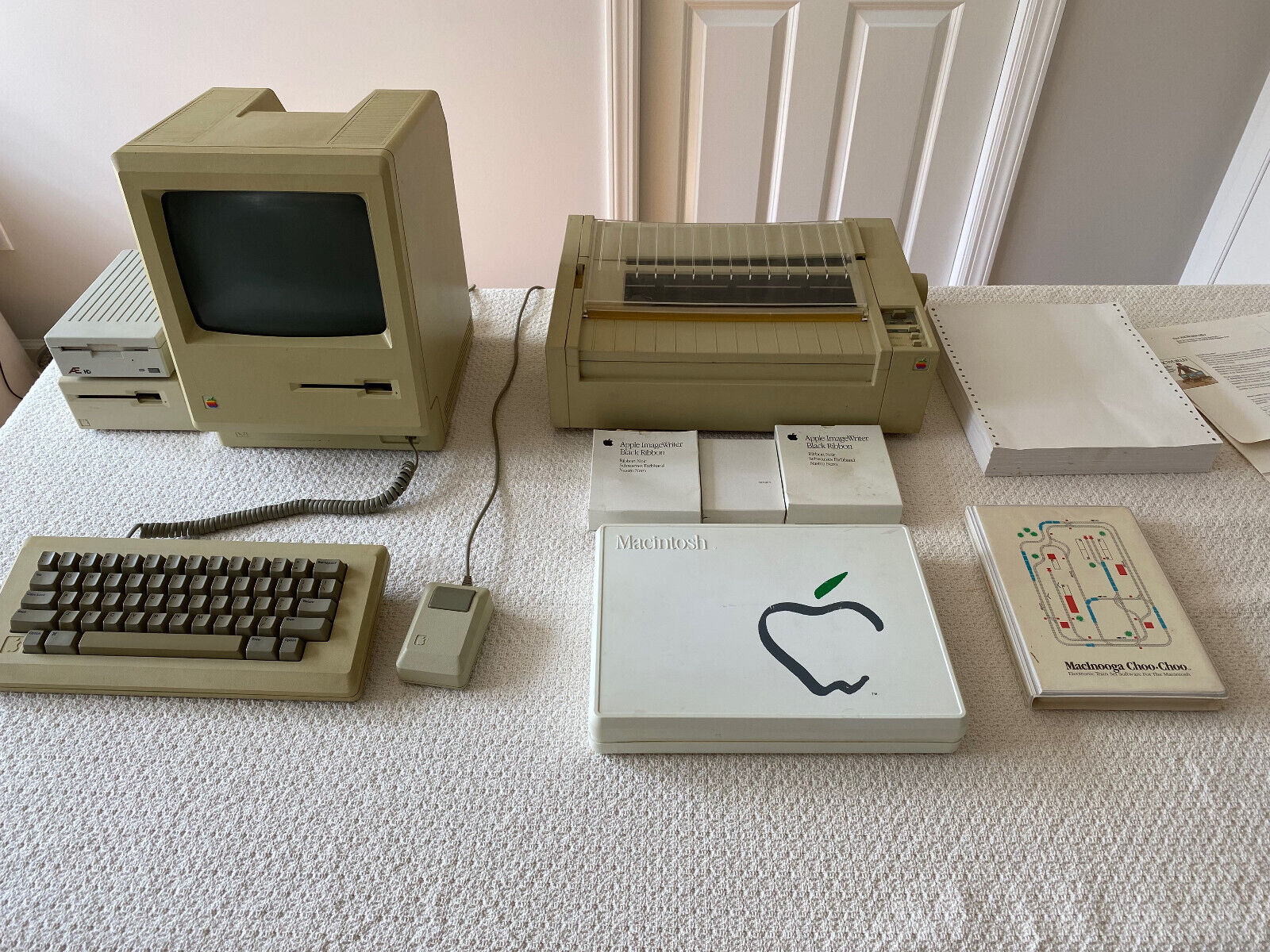 Vintage Apple Macintosh 128K M0001 Computer with Keyboard Vintage Apple Macintosh 128K M0001 Computer with Keyboard