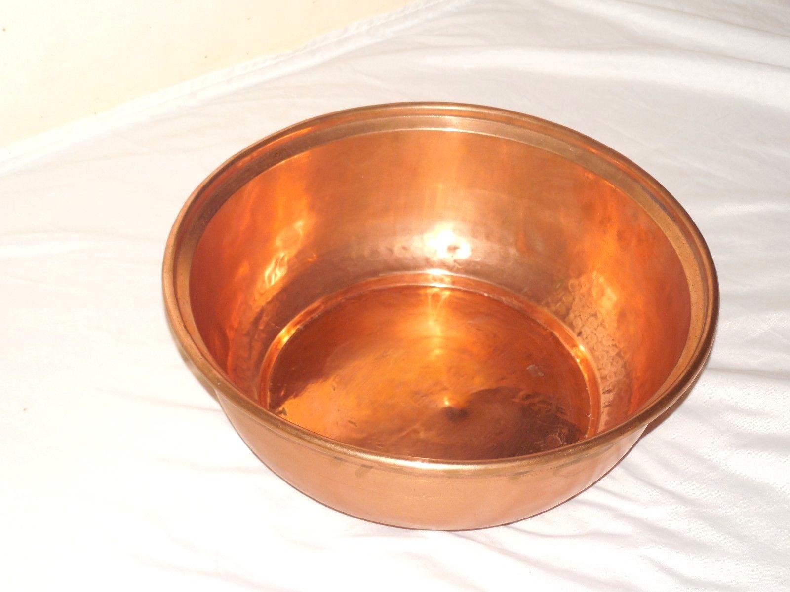 VINTAGE PRE-OWNED VERY LARGE COPPER BOWL