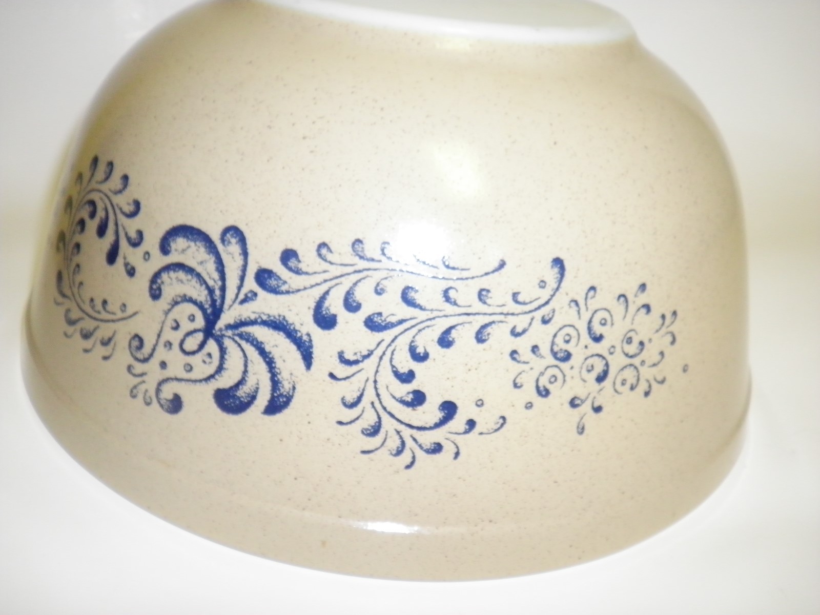 Pyrex Homestead Mixing Bowl 2 1/2 QT Tan Speckled Blue Flowers Vintage #403 USA