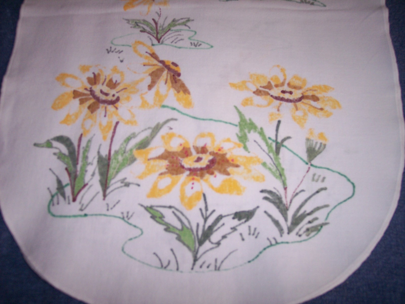 WHITE  RUNNER  STAMPED FLORAL PATTERN