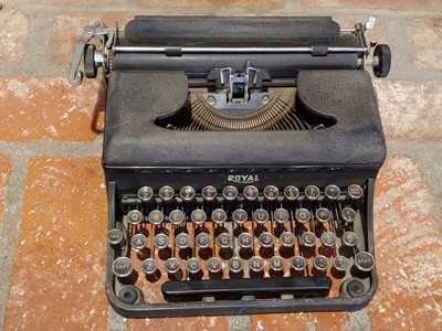 QWERTY Manual vintage compact TYPEWRITER Jet Black UNDERWOOD 320 case