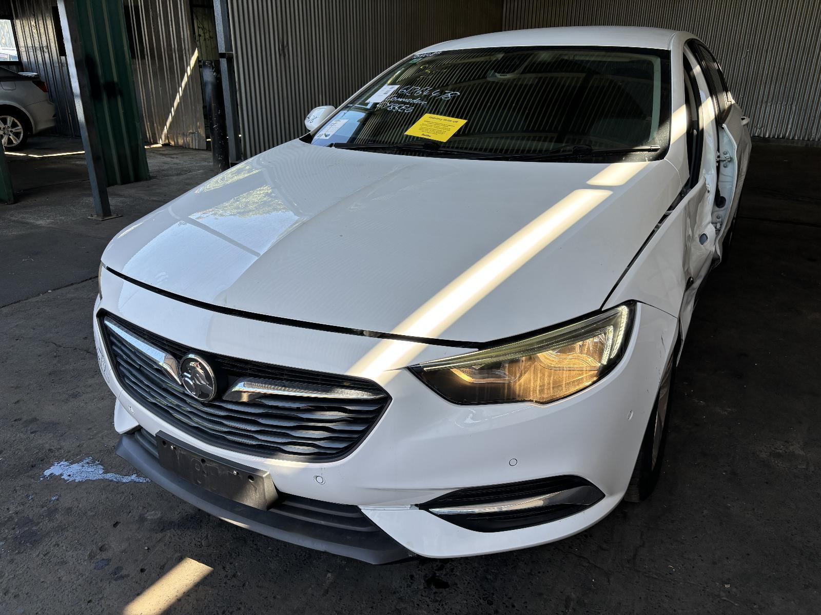 2020 Holden Commodore RIGHT DOOR MIRROR ZB LT MANUAL FOLDING NON MEMORY TYPE 10/1 image 2