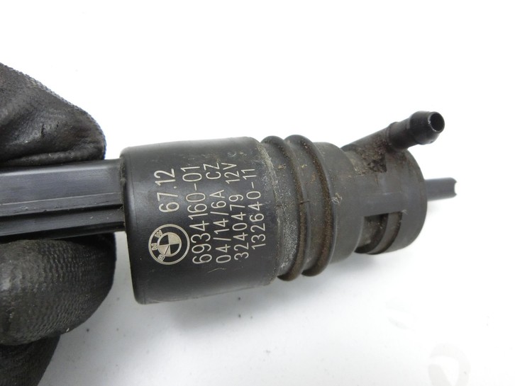 BMW 525d F10 13-17 Waschwasserpumpe Wischwasserpumpe Waschpumpe Vo. BMW 525d F10 13-17 27.02.2014 67126934160... Bild 2