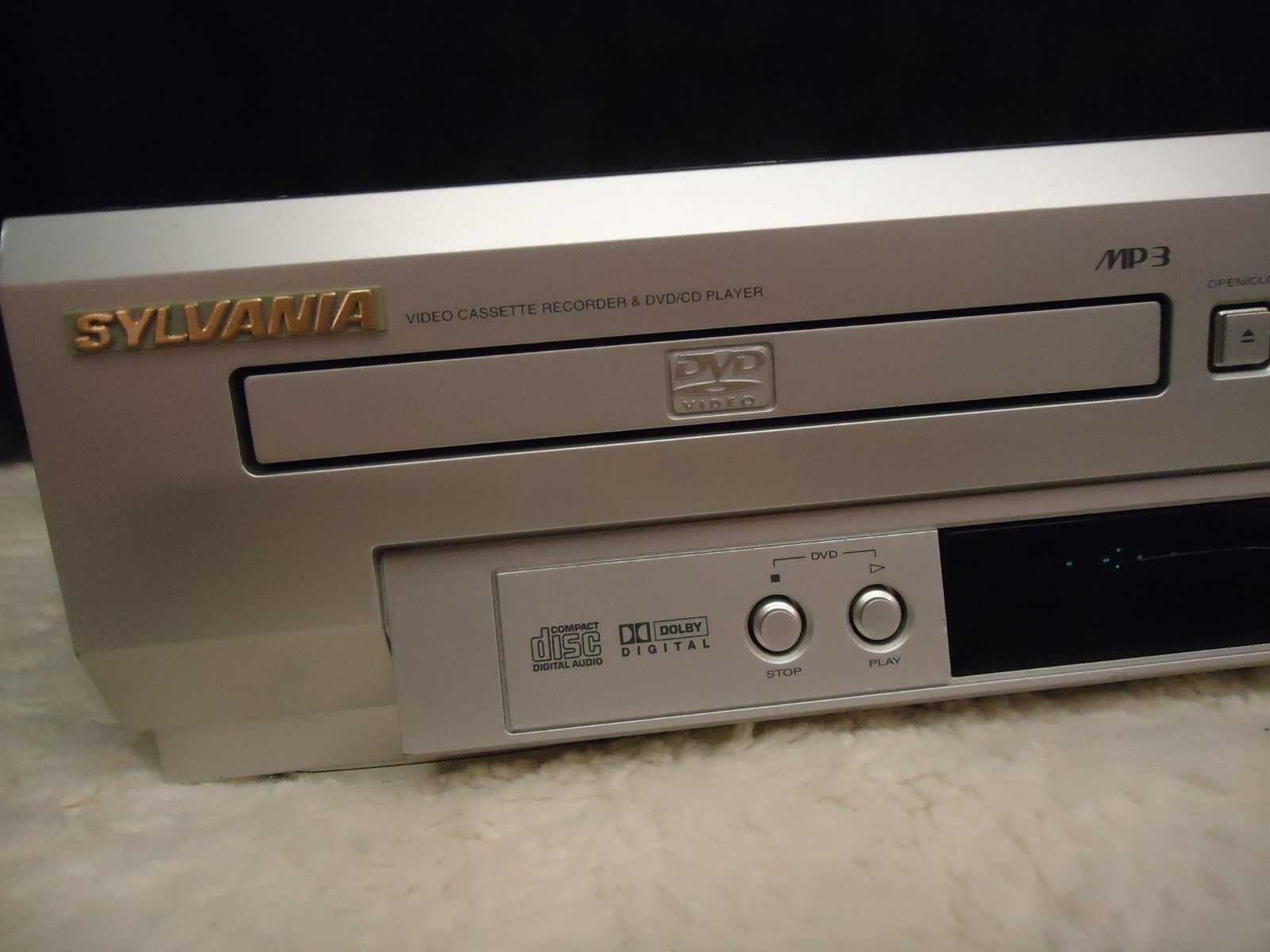 SYLVANIA VCR / DVD COMBO 4 HEAD MODEL SRD3900 ( no remote )