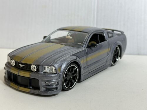 JADA BIGTIME BTM 2006 FORD MUSTANG GT GRAY / GOLD STRIPES 1:24 MODEL NEW NO BOX | eBay JADA BIGTIME BTM 2006 FORD MUSTANG GT GRAY / GOLD STRIPES 1:24 MODEL NEW NO BOX | eBay
