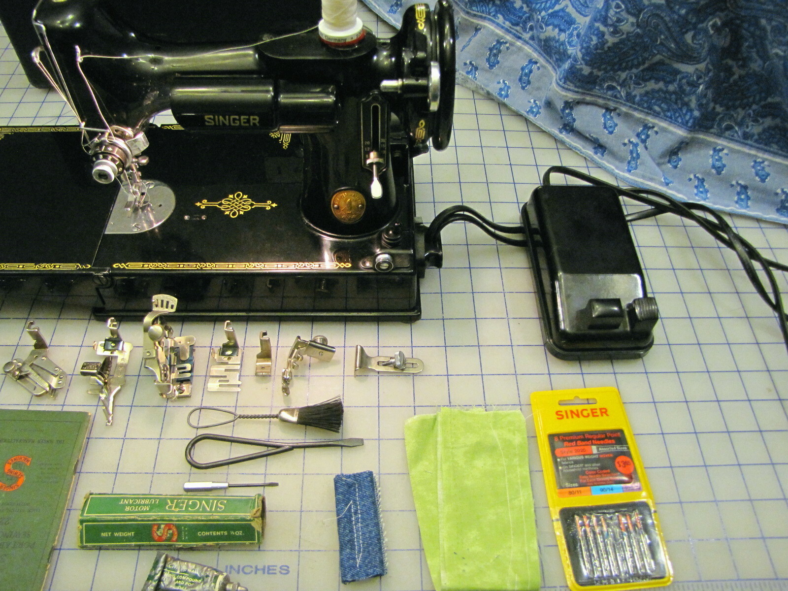 SINGER FEATHER WEIGHT SEWING MACHINE 1950 AJ581587