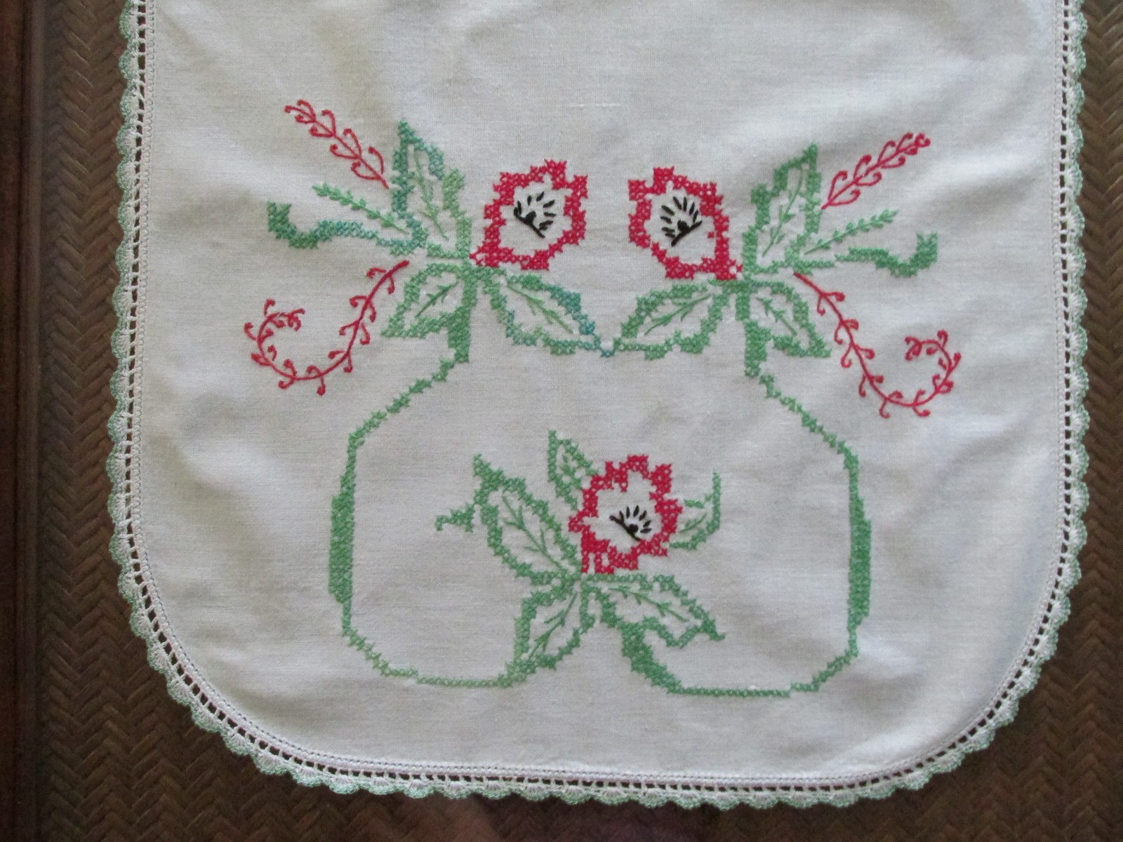 VINTAGE EMBROIDERY DRESSER SCARF/RUNNER