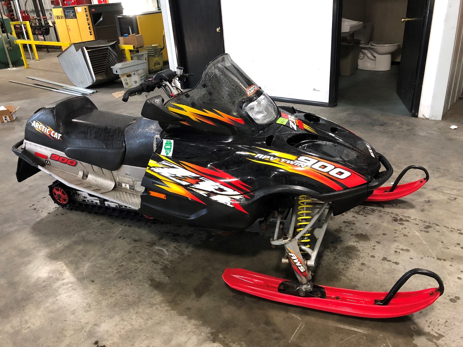 2003 ZR 900