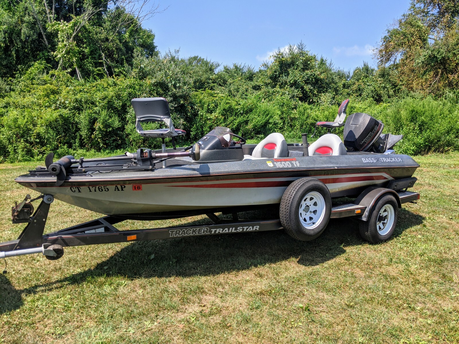 Bass Tracker 1600 Tf Bass Boat 90hp Pro Series Johnson Outboard And Trailer Ct. - Used Bass