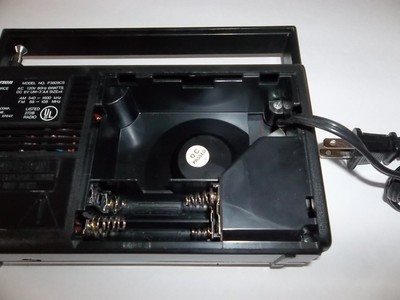 VINTAGE EMERSON AM/FM PORTABLE RADIO AC/DC MODEL NO.P3809CS WORKS GREAT