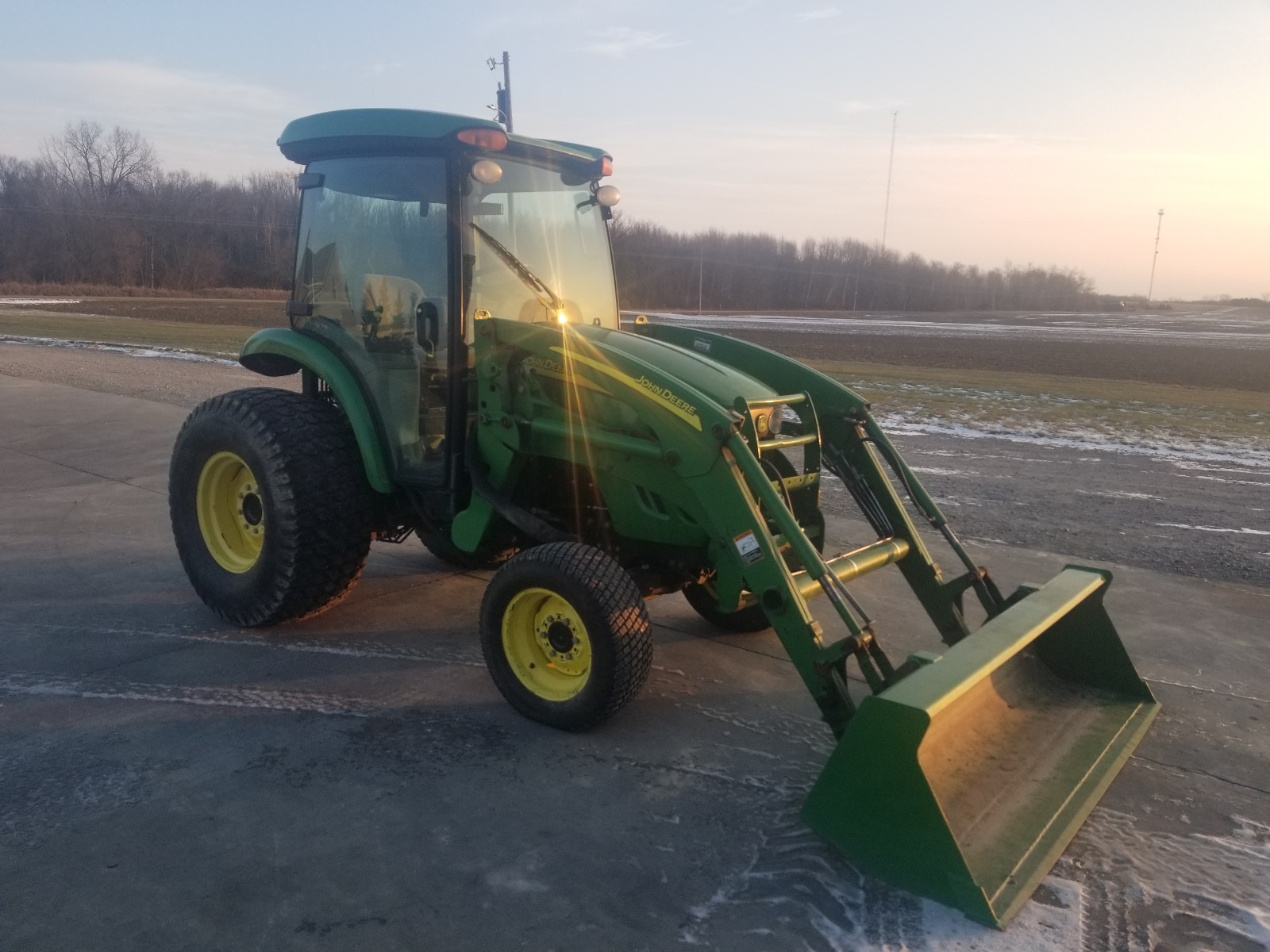 John Deere 4320 compact tractor,  diesel  loader,  air, heat  4x4  2008