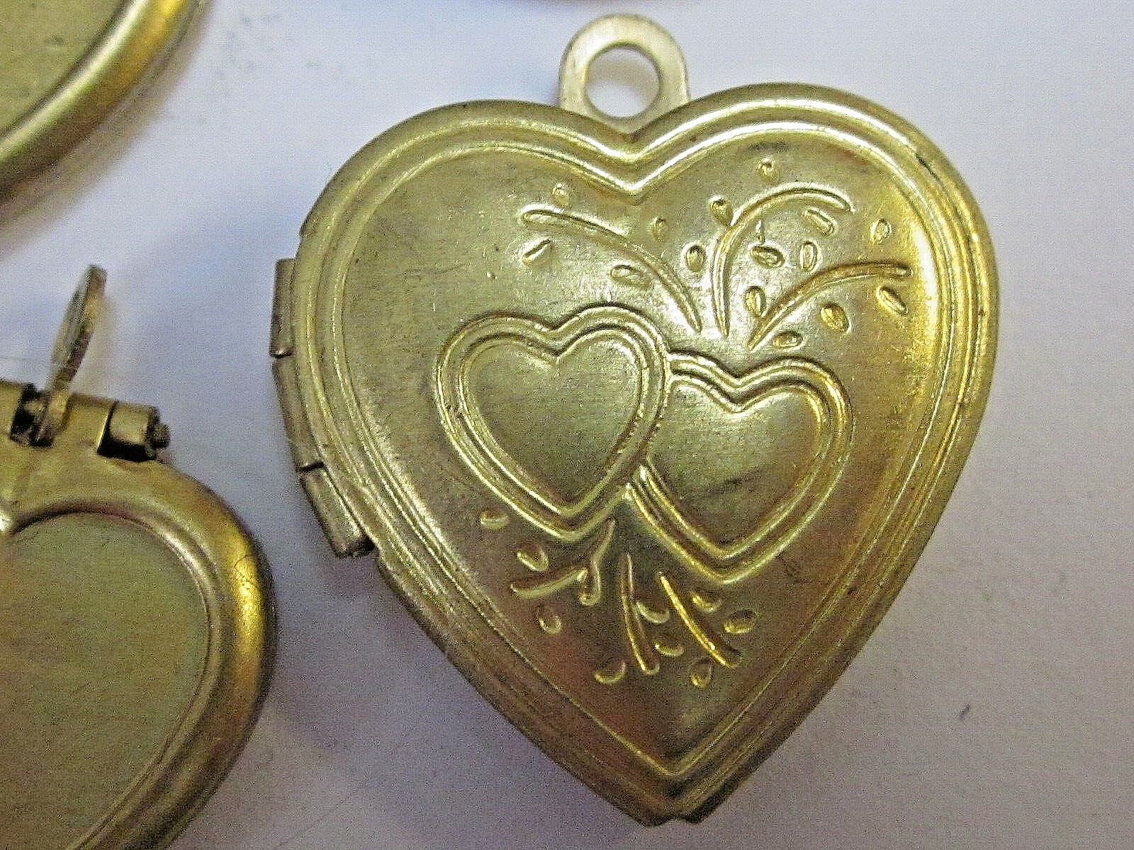 11 VTG MODERN LOCKETS HUGE LOT BRASS FINDINGS FLOWER HEARTS NOS PENDANTS CHARMS