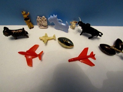 RARE VTG. LOT OF 12 CRACKER JACK & GUMBALL MACHINE CHARMS & 2 PROMOTIONAL ITEMS