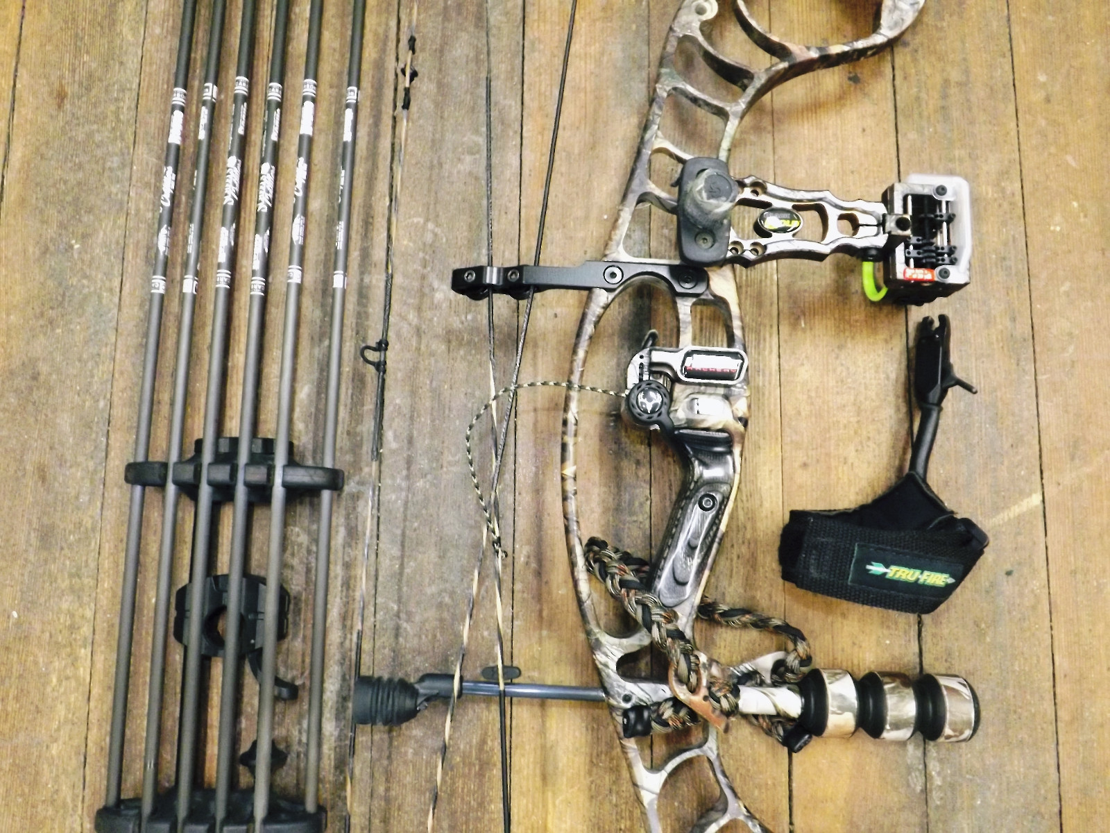 Hoyt Faktor 30 Bow W/ Black Gold 5 Pin Adj. Sight - Ultra Rest - More