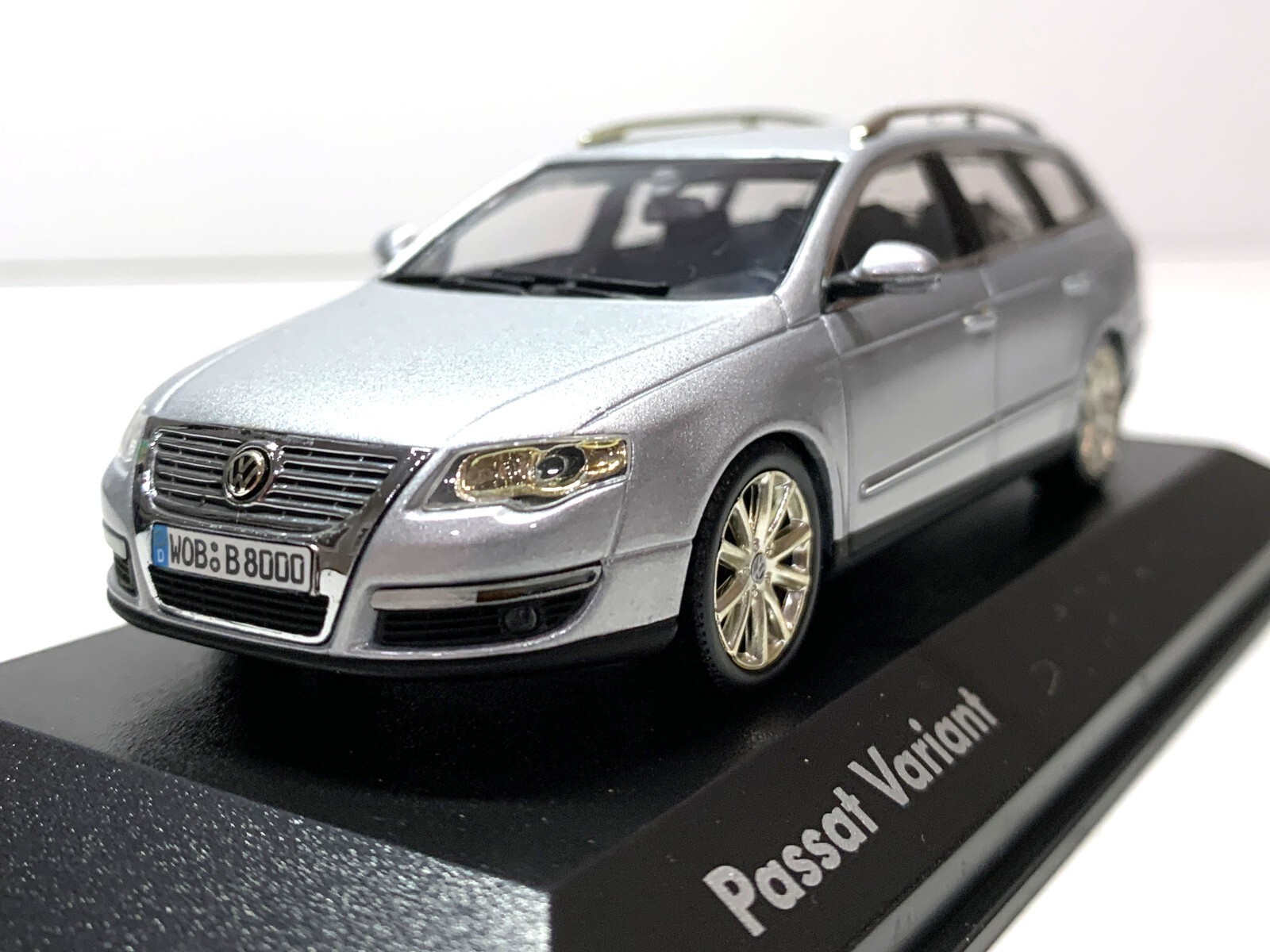 RETIRED Minichamps Volkswagen VW Passat Variant Silver RETIRED Minichamps Volkswagen VW Passat Variant Silver