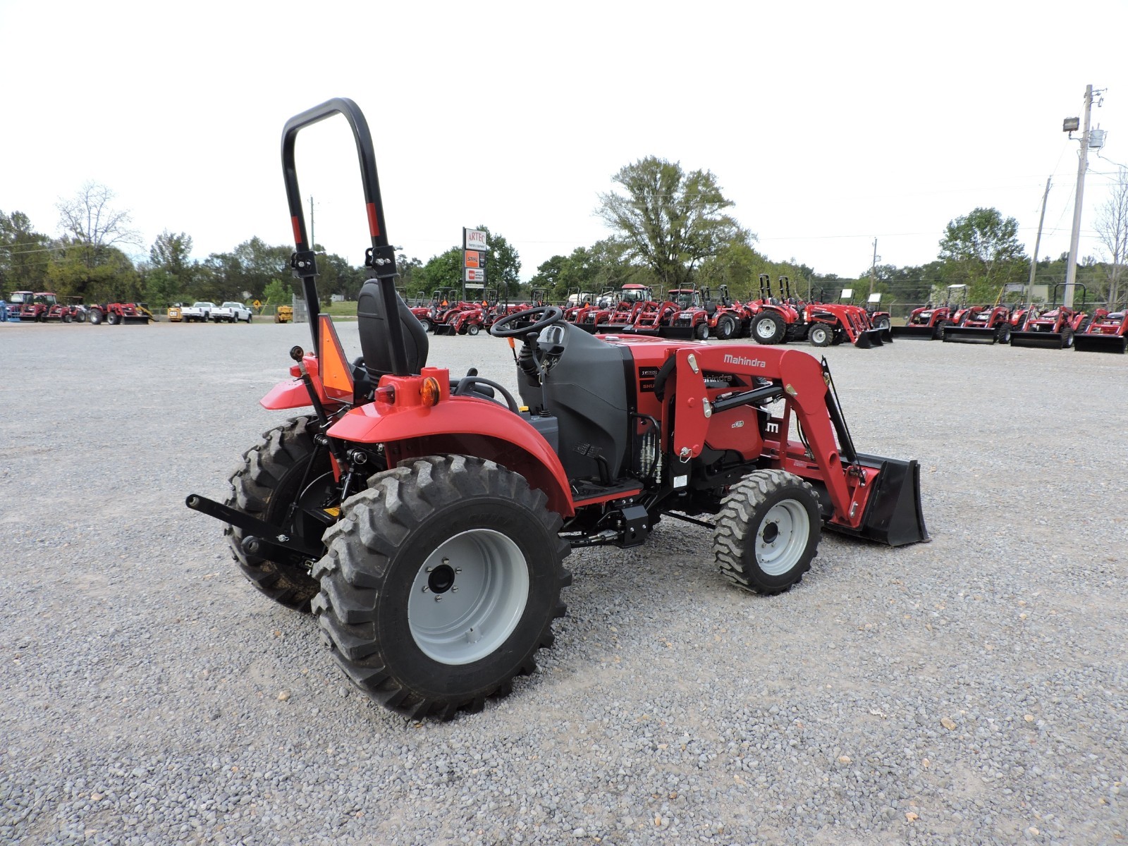 2017 MAHINDRA 1533 TRACTOR WITH LOADER - 4WD - GOOD CONDITION!!