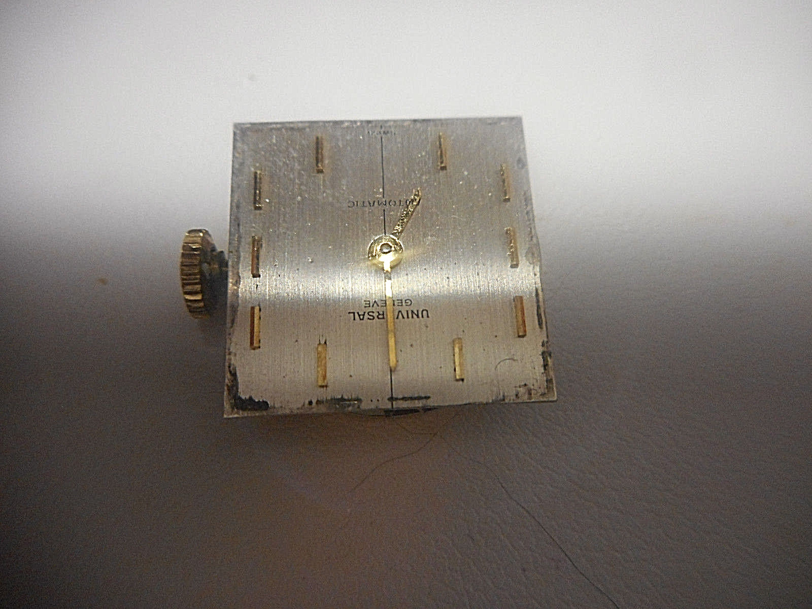 UNIVERSAL GENEVE SWISS  24 25 JEWELS AUTOMATIC WATCH MOVEMENT WITH SQUARE DIAL !