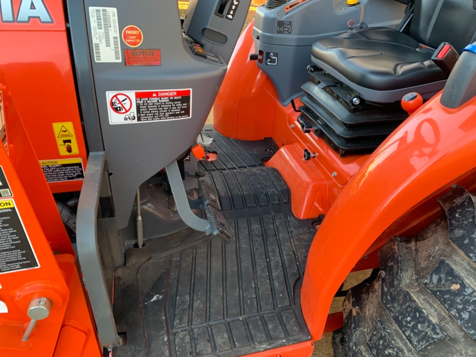 2018 Kubota 4060 4x4 tractor new condition 25 hours comes with land plane/box bl
