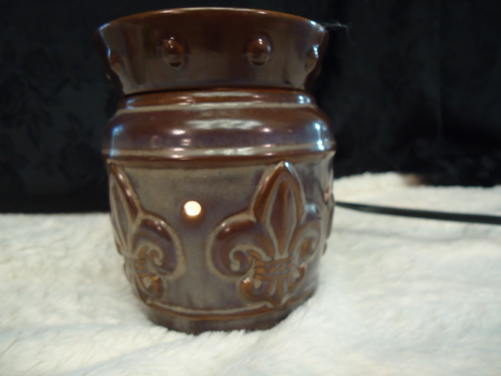 SCENTSY ELECTRIC WAX WARMER WITH FLOR DE LIS SYMBOL