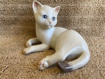 White Small Mexico Pottery Cat 3x1.5