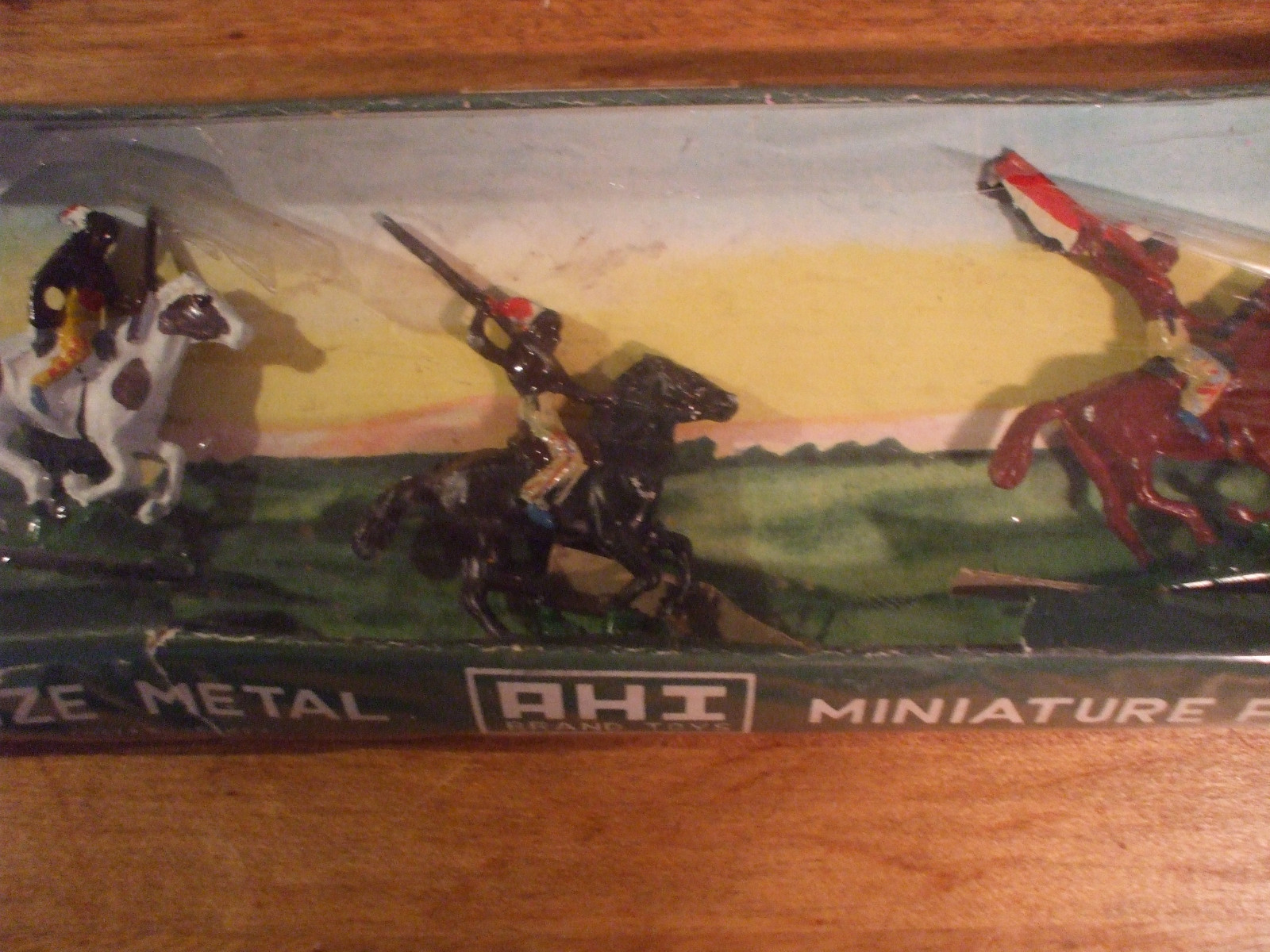 VINTAGE AHI TRU SIZE METAL MINIATURE INDIAN FIGURES W/ORIGINAL BOX 1950'S UNUSED