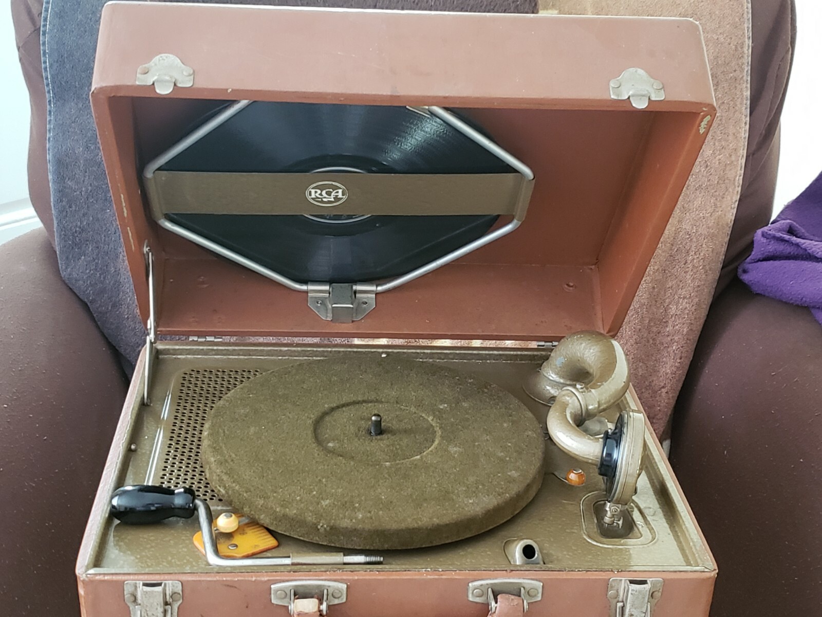 RCA PORTABLE 78 HAND CRANK RECORD PLAYER CASE, NEEDLES, CRANK, RECORD