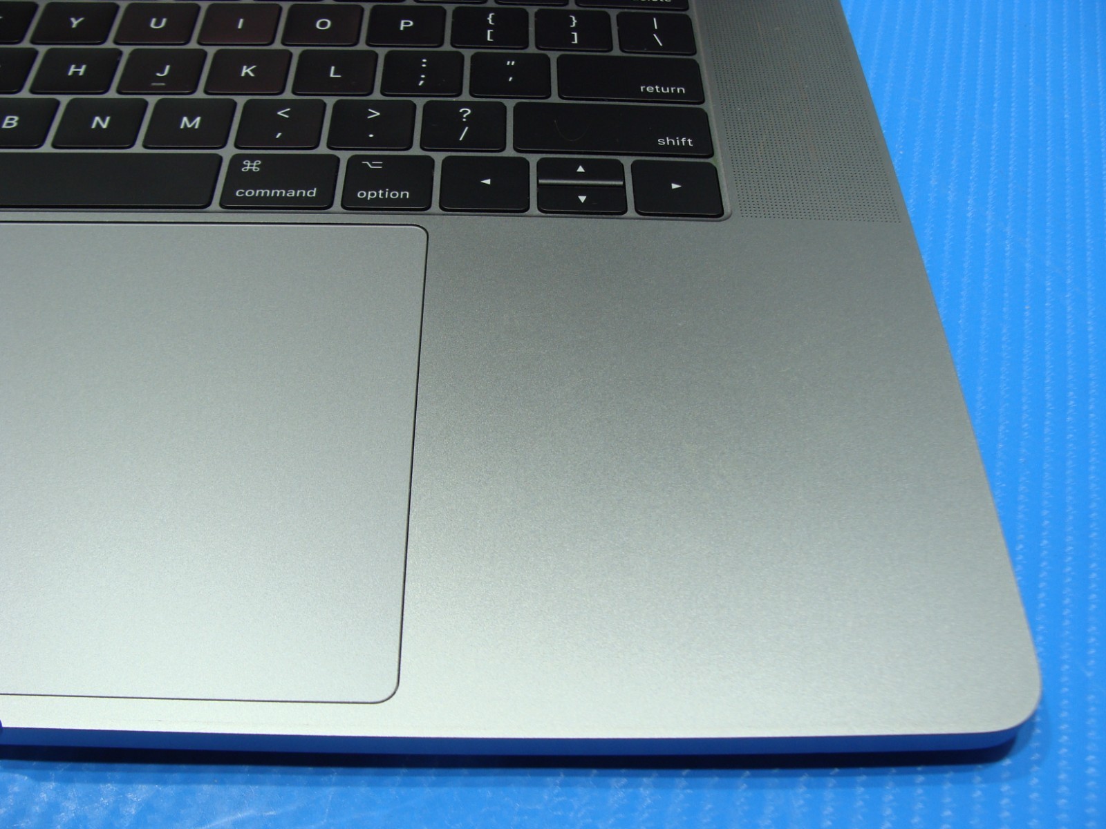Apple MacBook Pro 15" Mid-2017 i7-7700HQ 16GB 256GB Radeon Pro 555 - Thumbnail 7