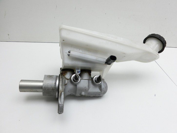 Mercedes W176 A200 12-15 Hauptbremszylinder Bremszylinder Mercedes W176 A200 12-15 05.11.2012 A2464300102 gebraucht Vorschau 2