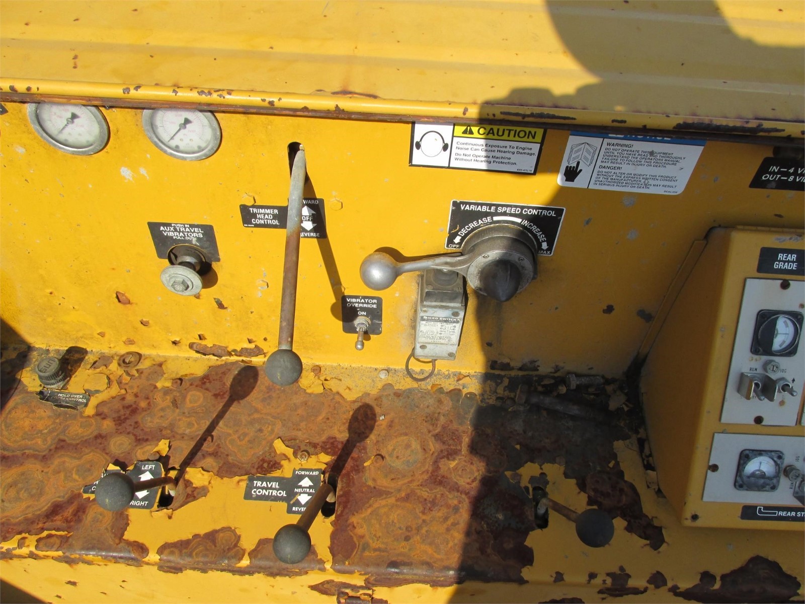 1990 GOMACO GT6300 CONCRETE CURB AND GUTTER MACHINE RUNS AND WORKS GREAT