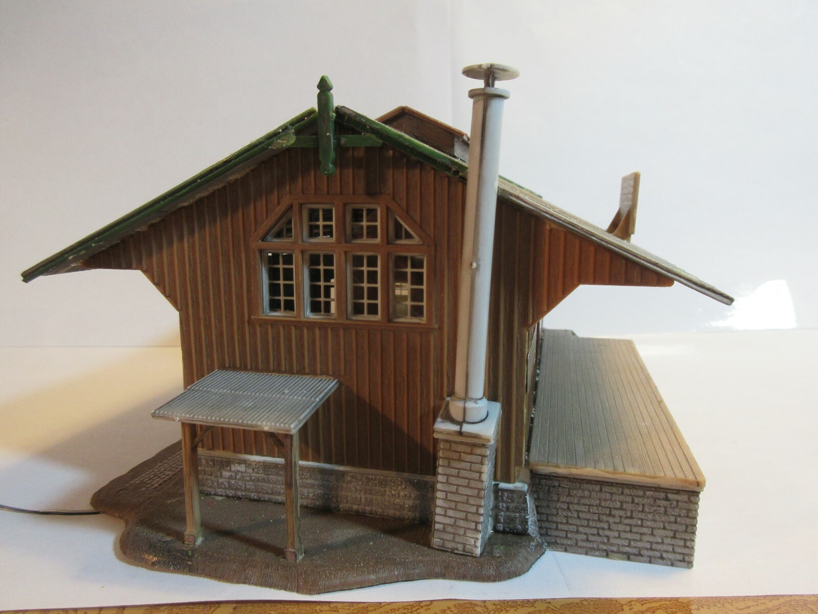 HO SCALE 1:87 WOODLAND SCENICS LAKE COUNTY WAREHOUSE W/ DOCK ASSEMBLED BUILDING