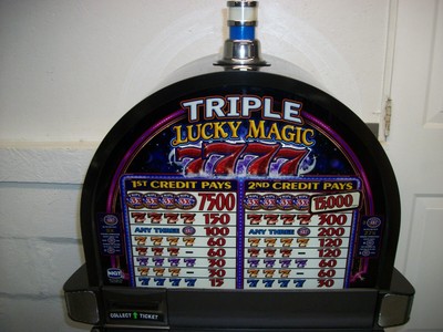 IGT S2000 TRIPLE LUCKY MAGIC 7777's 4 REEL SLOT MACHINE