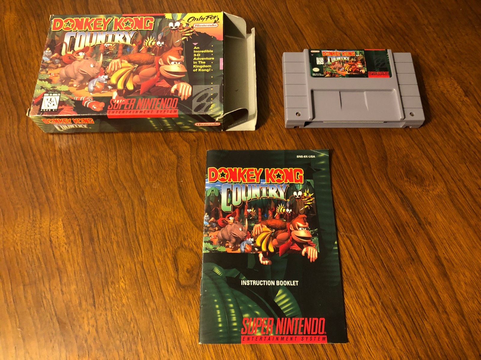 Donkey Kong Country for Super Nintendo (SNES), Complete in Box!