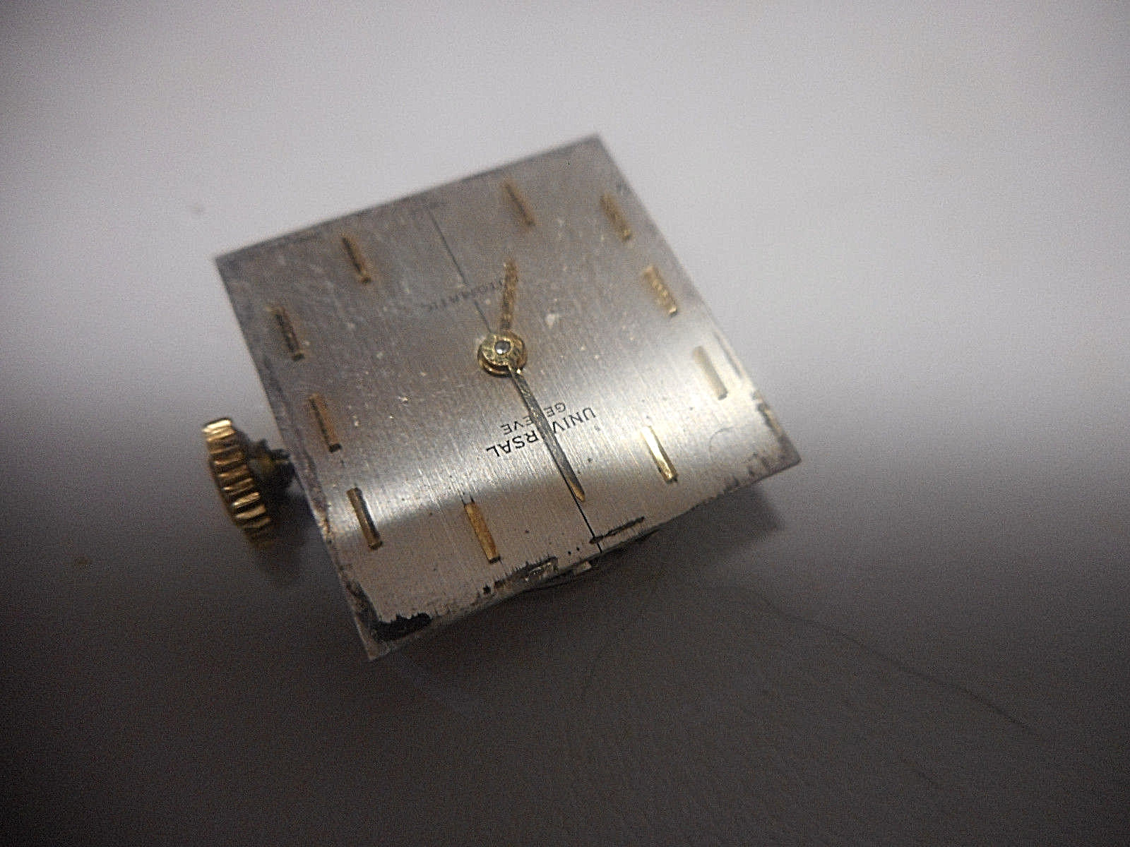 UNIVERSAL GENEVE SWISS  24 25 JEWELS AUTOMATIC WATCH MOVEMENT WITH SQUARE DIAL !