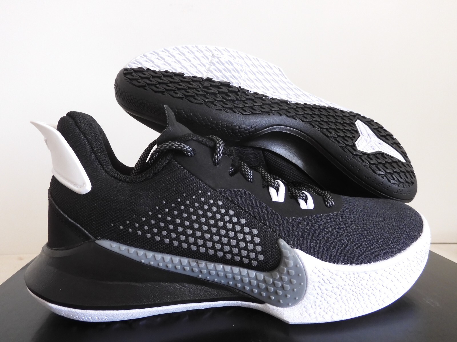 NIKE MAMBA FURY KOBE BLACK-SMOKE GREY-WHITE SZ 4 MENS
