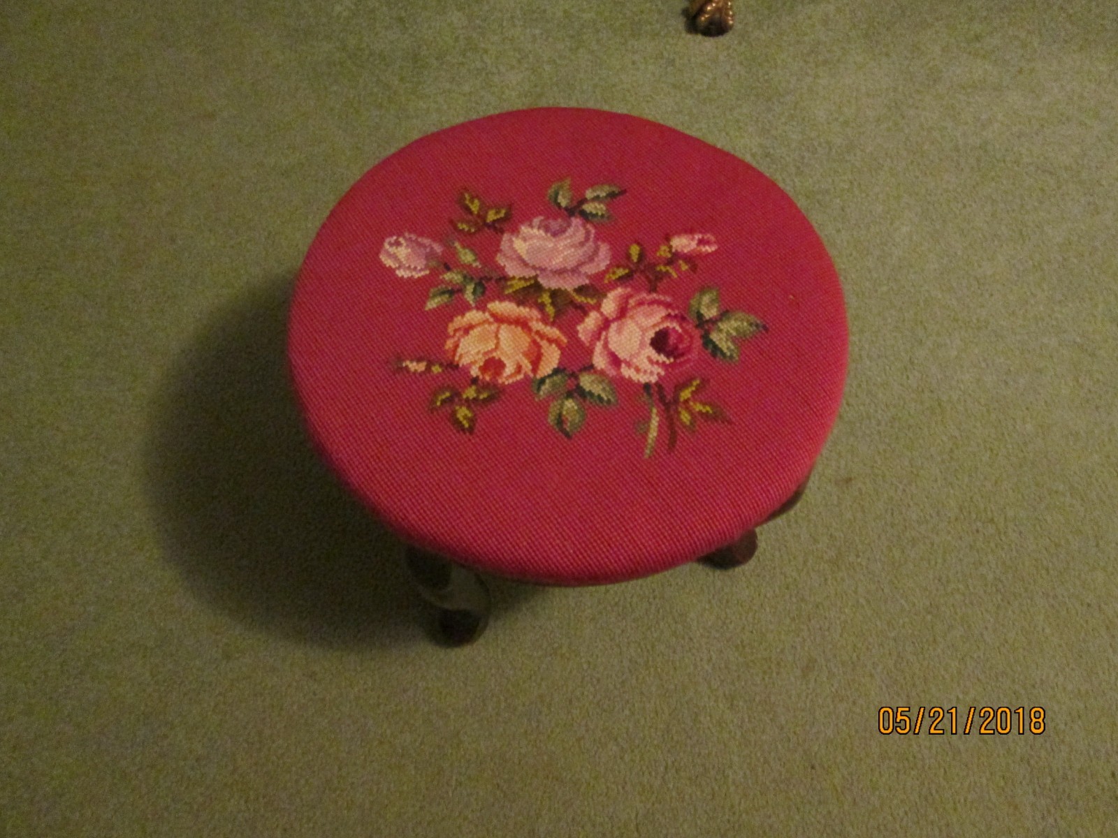 Needle point Stool Clean & pretty - smoke free