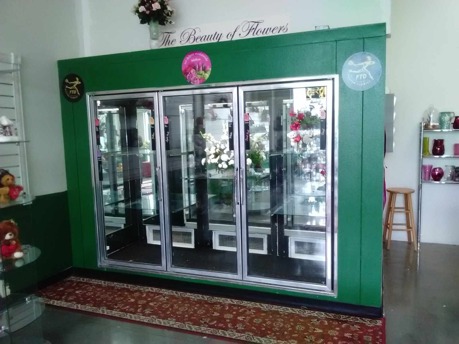 flower refrigerator this is a large walk in reach in cooler. it has 3 glass doon
