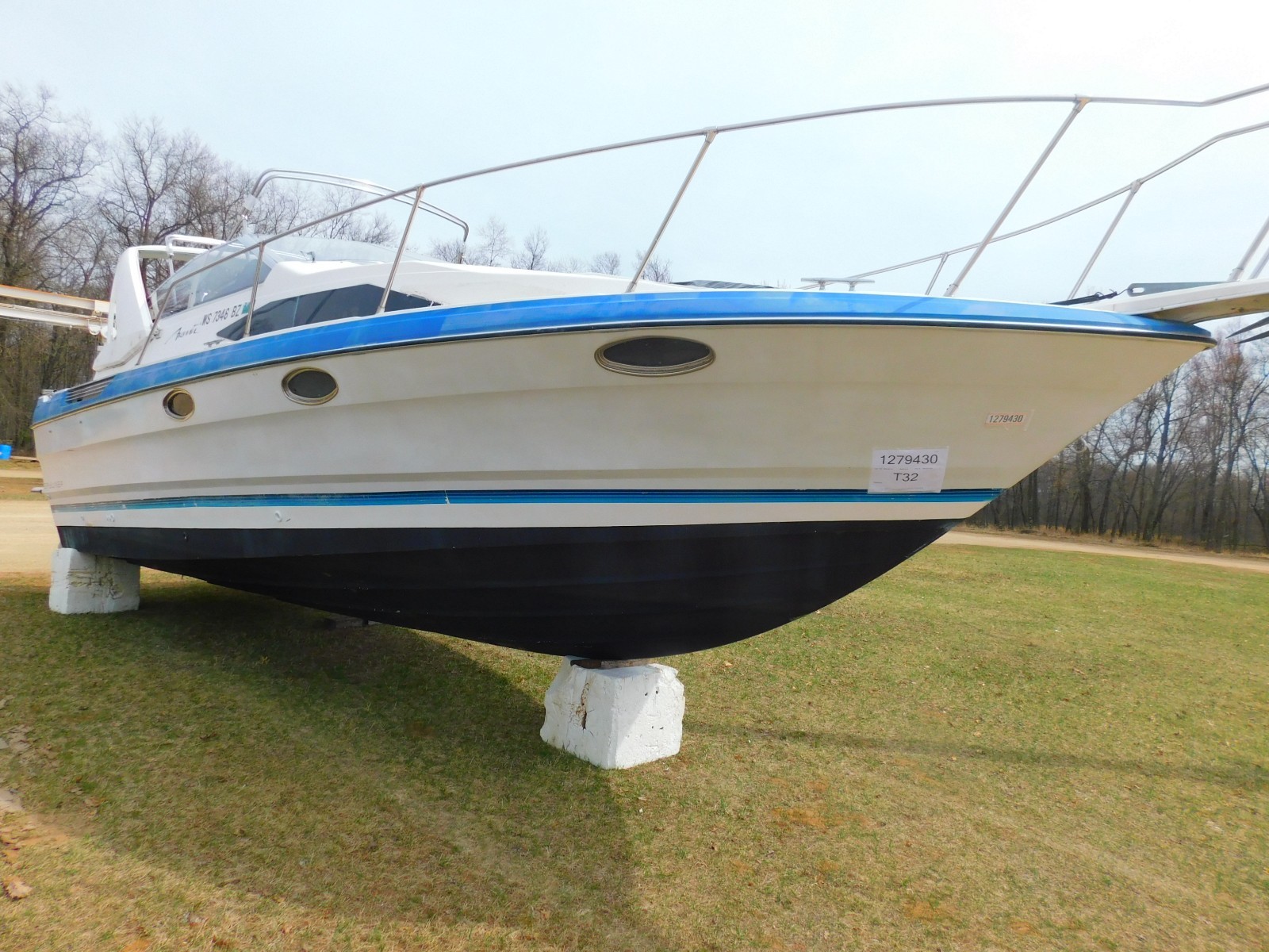 29' Bayliner Avanti Sunbridge OMC In/Outboard NO TRAILER T1279430