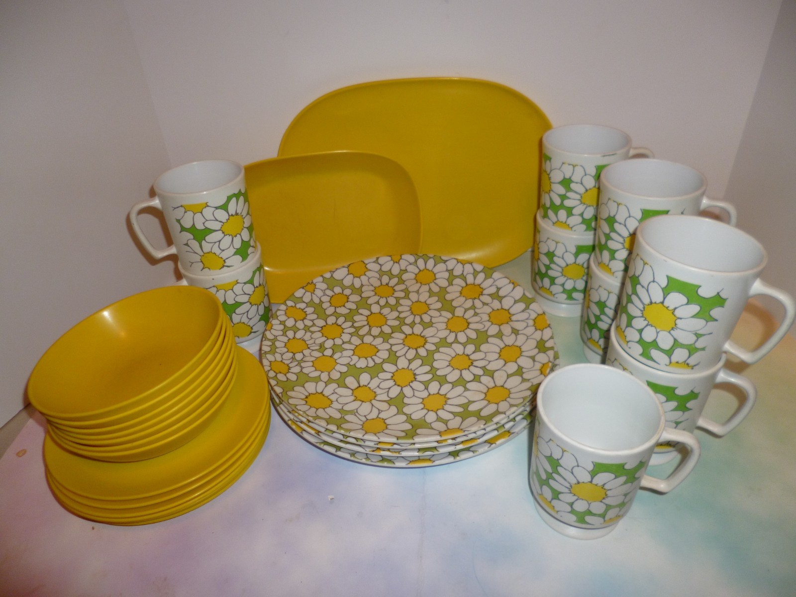 VINTAGE 1950's MELAMINE DISHES DAISY DAISIES ORIGINAL 30 PC. SET TEXAS-WARE