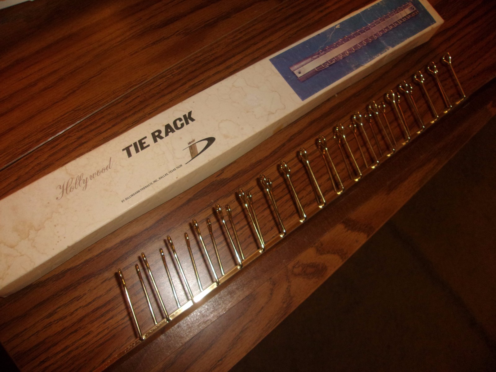 VINTAGE HOLLYWOOD TIE RACK  19