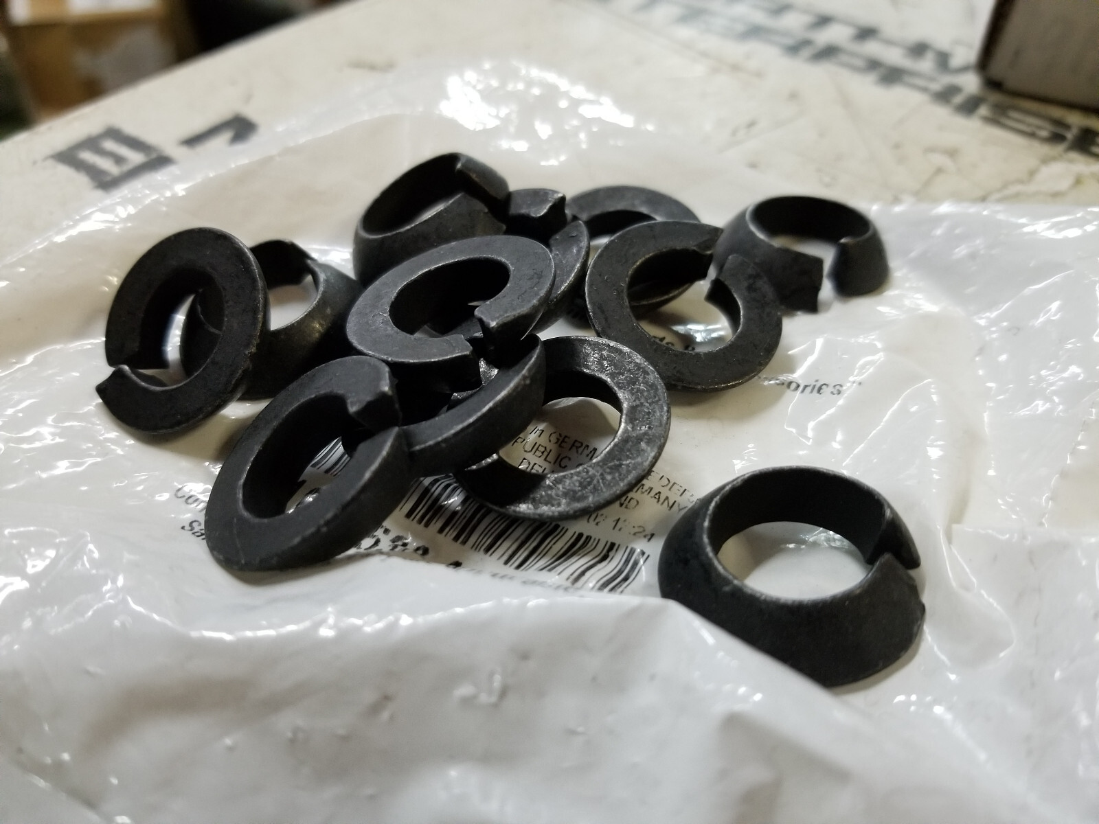 05104538AA BAG OF 12 LOCK WASHERS - Picture 1 of 2
