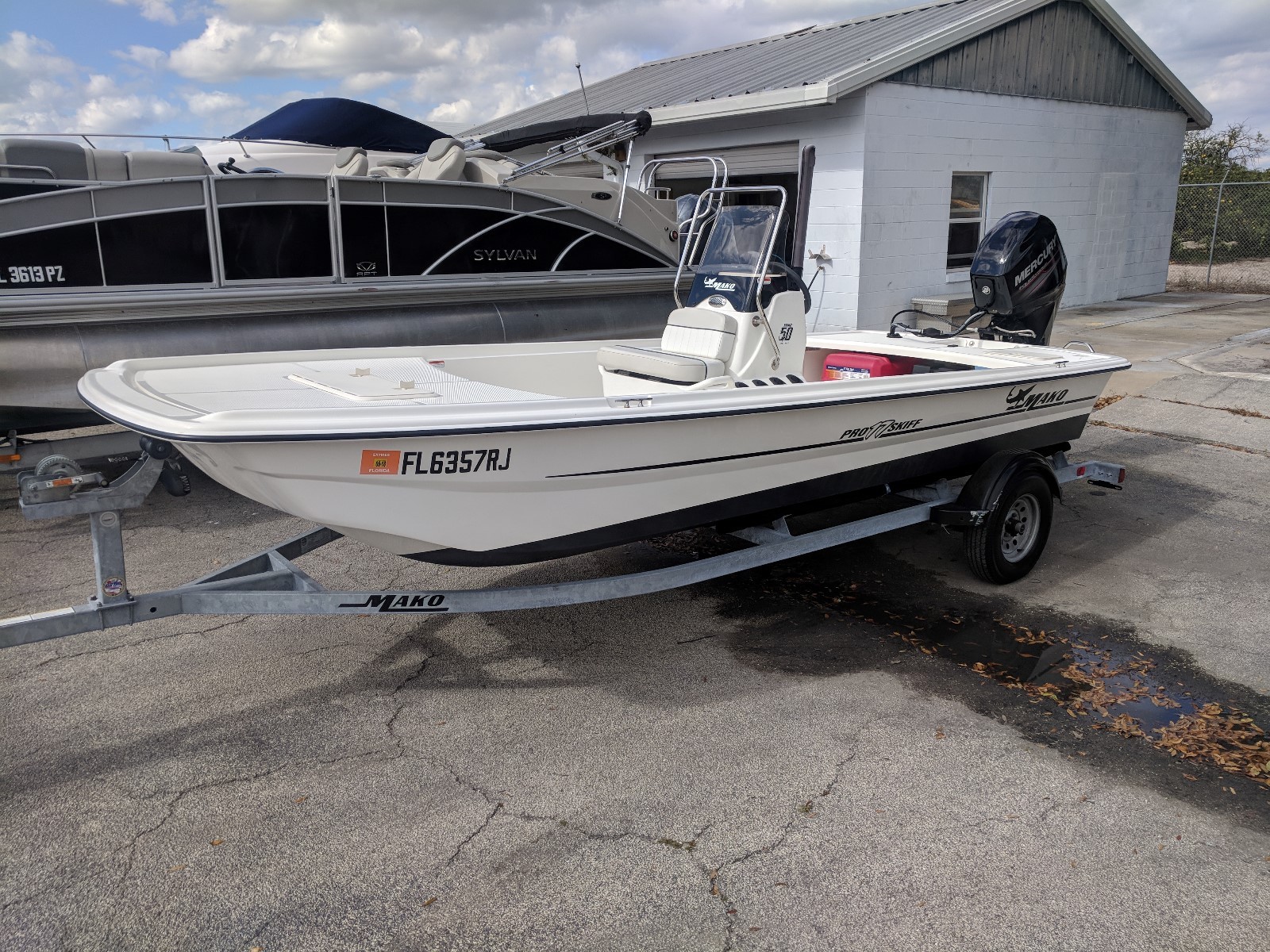 2017 Mako 17' Center console only 11 hours. Like new condition.