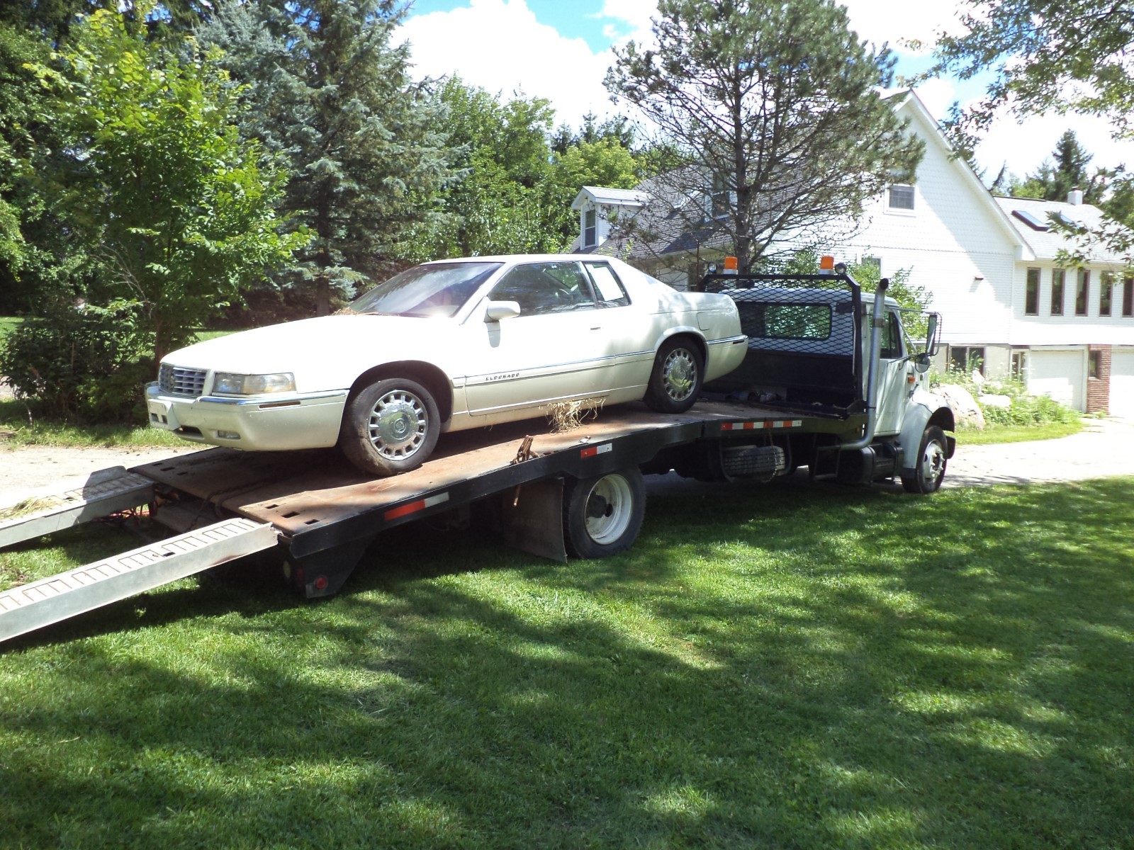 2002 INTERNATIONAL 4600 DT444 wrecker or equipment hauler,