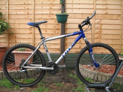 TREK 4100 Disc Mountain Bike. 26'' wheels. 17.5'' frame. 21 speed. Disc Brakes