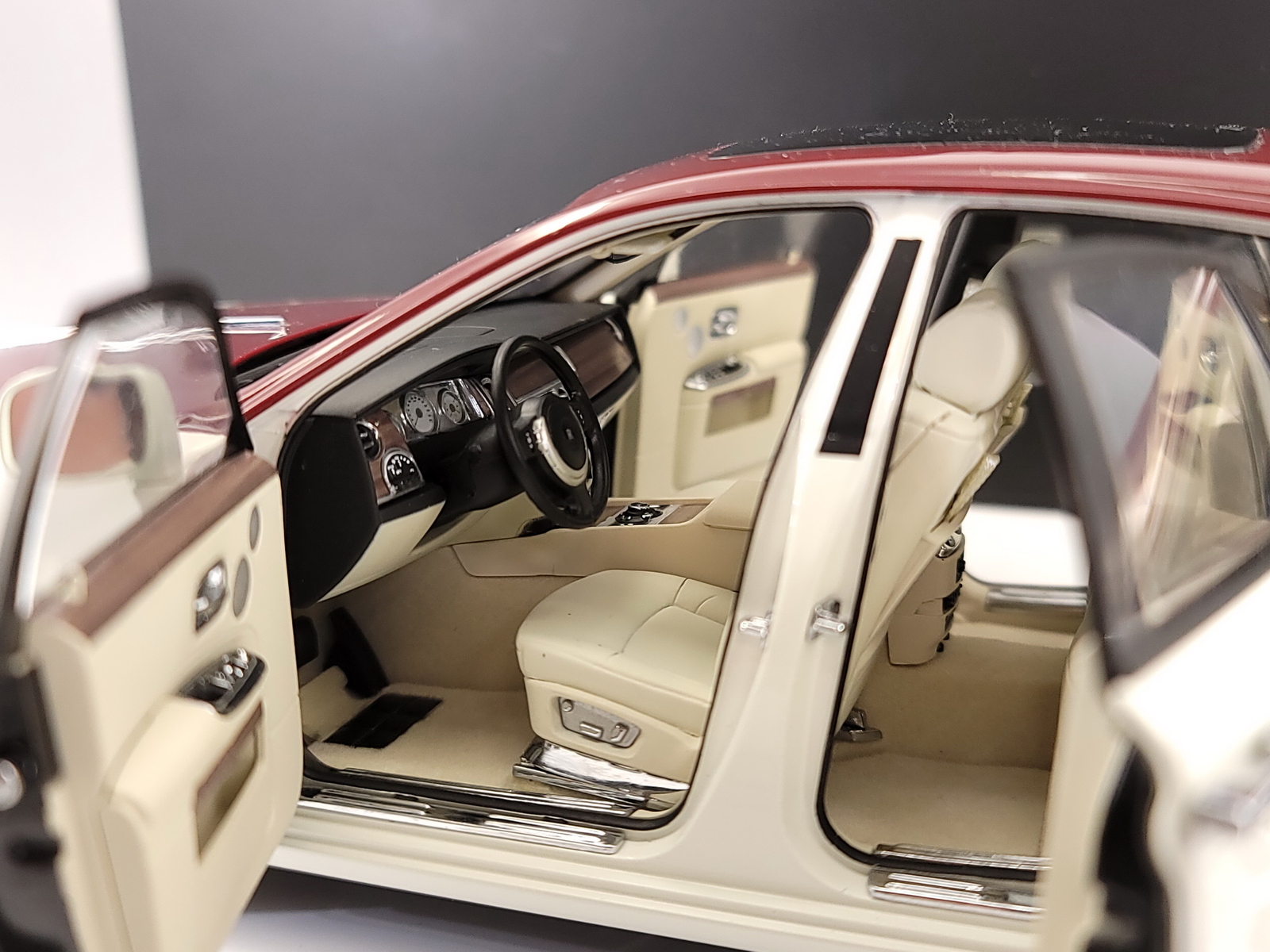 特価 1/18 ロールスロイス ゴースト Rolls-Royce Ghost 白 1/18 Kyosho Rolls-Royce Ghost (White) Diecast Car Model