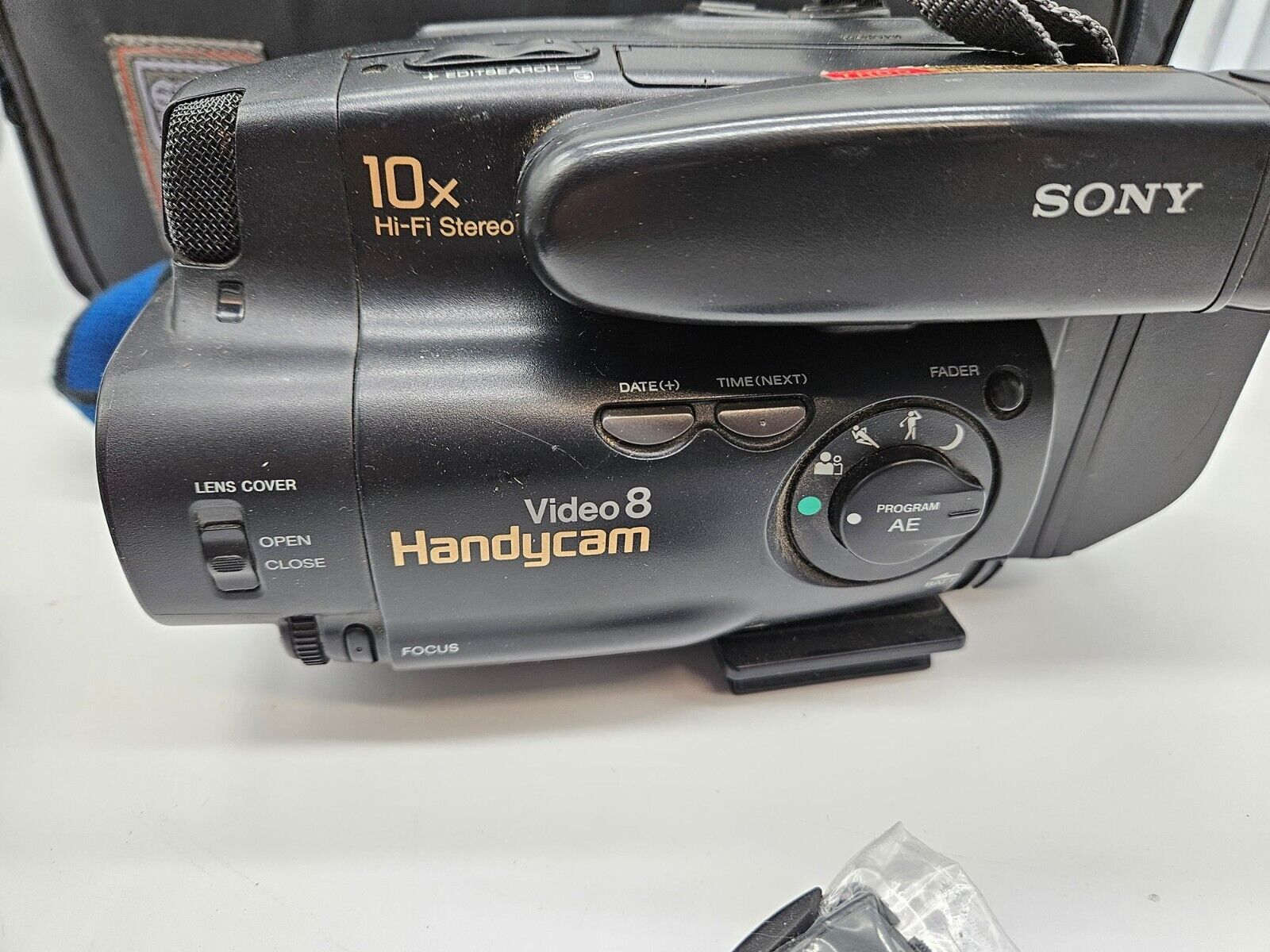 Sony Handycam Video 8 CCD-TR65 Camera w Accessories and Case Sony Handycam Video 8 CCD-TR65 Camera w Accessories and Case