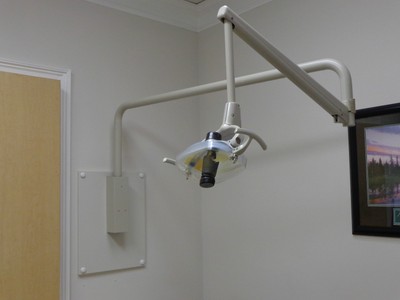 ADEC 511 DENTAL CHAIR W/ DELIVERY UNIT & WALL LIGHT