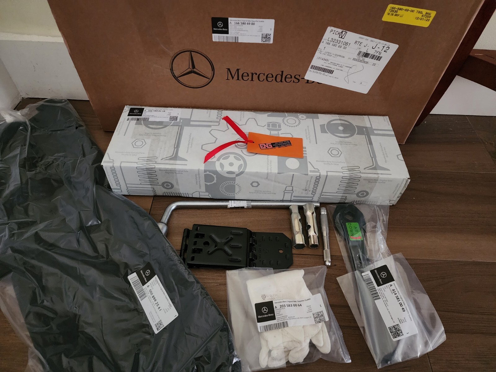 Mercedes-AMG A166-580-04-69-00 Vehicle Wheel/Tire Tool Kit ENG