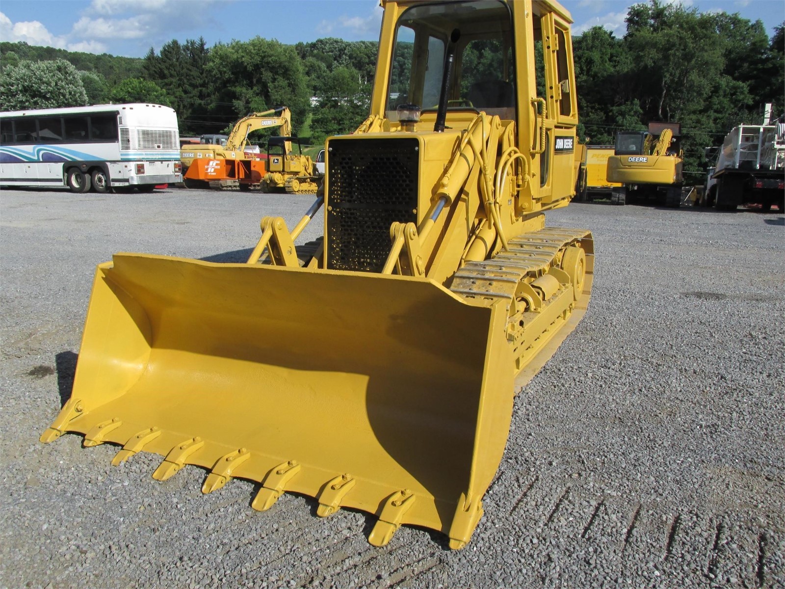 1992 DEERE 555G CRAWLER LOADER FULL CAB W/ HEAT 50% BOTTOM RUNS AND WORKS GREAT