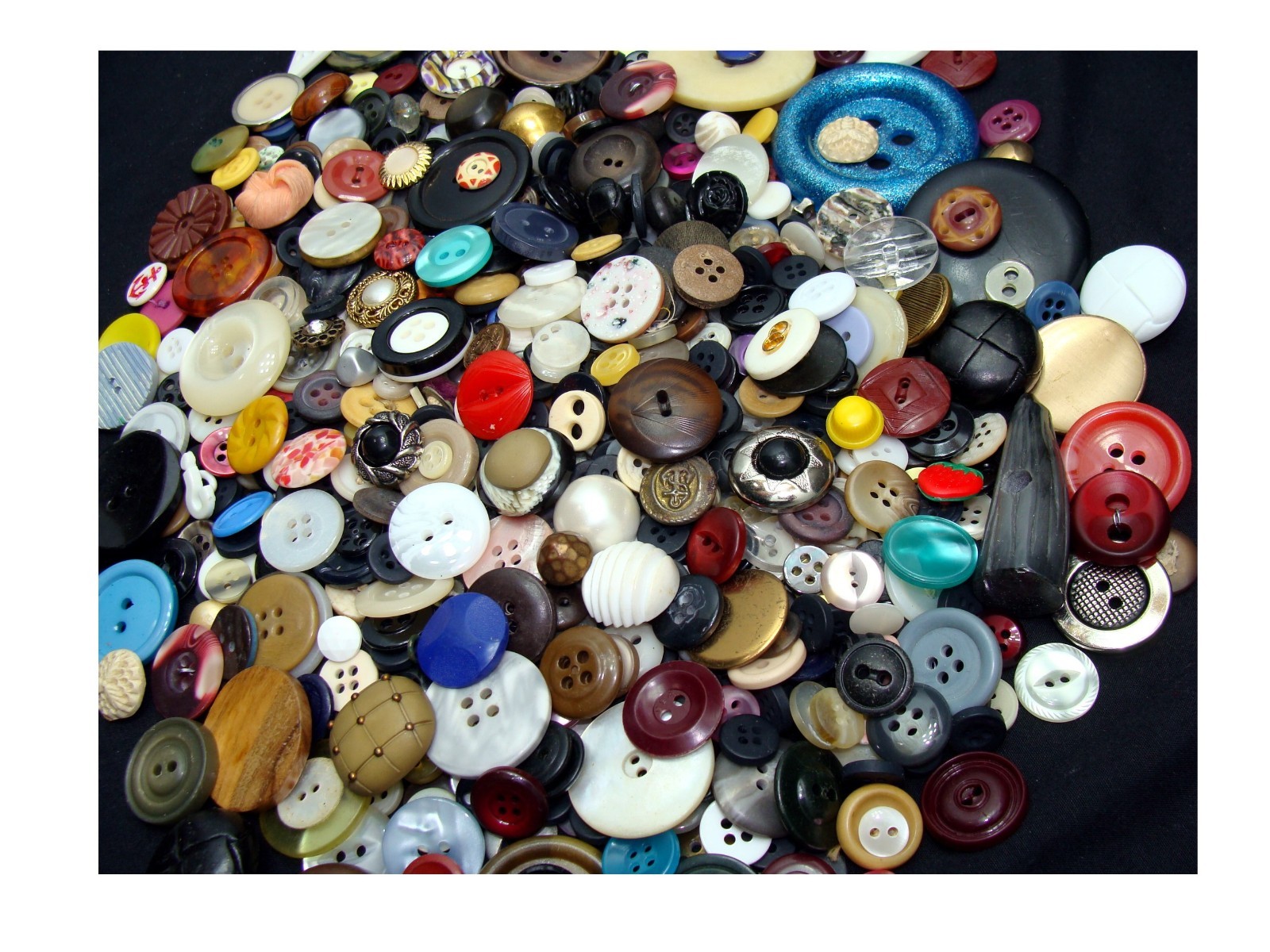 Old button lot - vintage sewing buttons 1 plus pounds