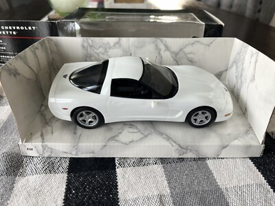 1997 C5 Corvette Arctic White Dealer Promo Car AMT ERTL # 8338 Scale 1:25 New